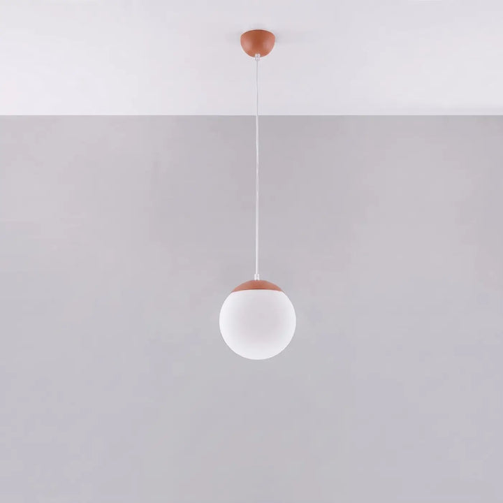 Suspension Ugo à globe en verre blanc et monture ocre rouge, éteinte