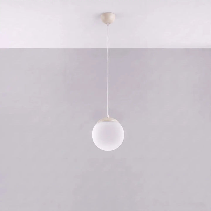 Suspension Ugo à globe en verre blanc et monture beige, éteinte