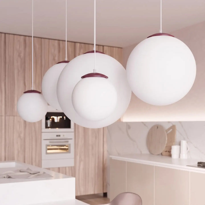 Suspension Ugo à globe en verre blanc et monture bordeaux dans un intérieur contemporain