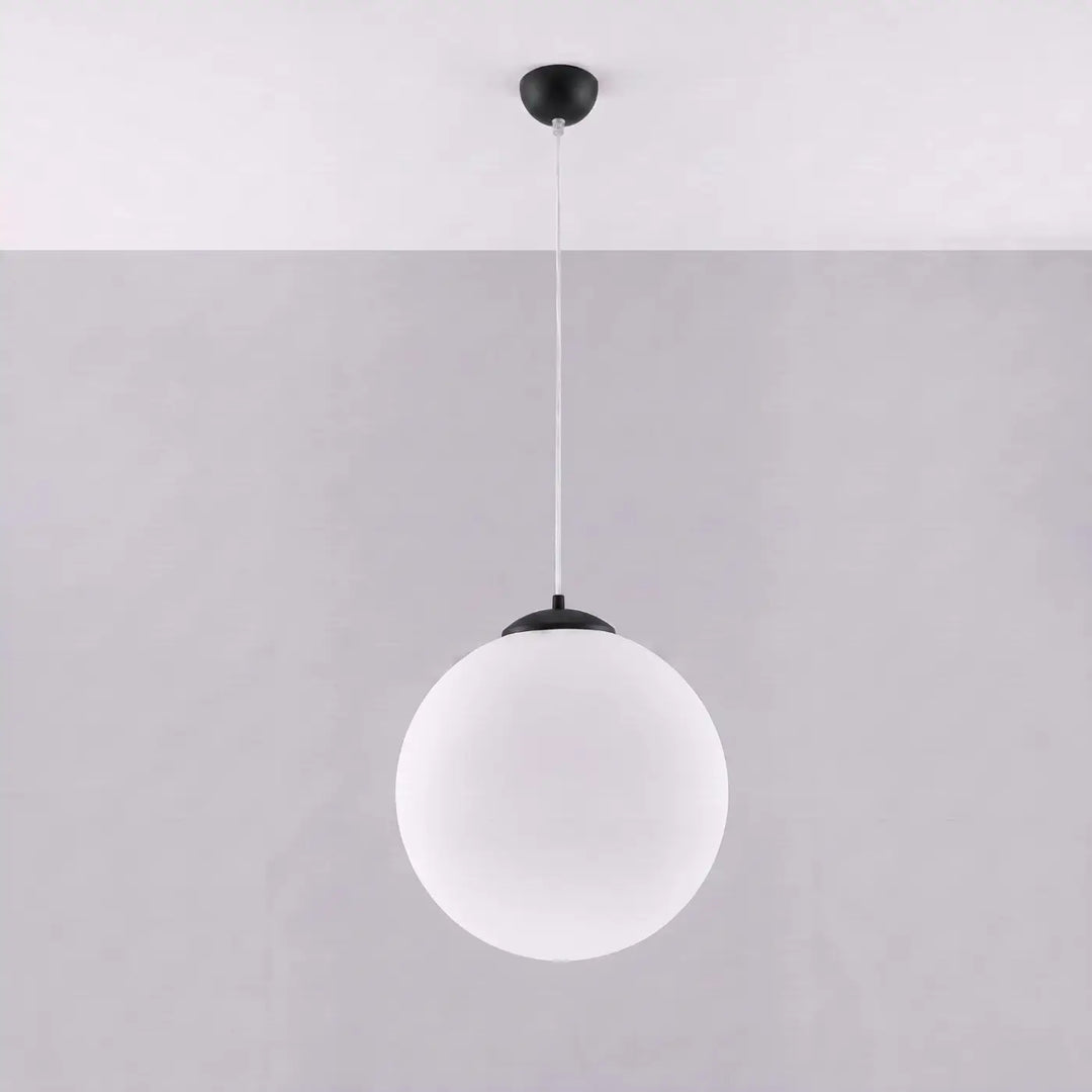 Suspension Ugo à globe en verre blanc et monture noire, allumée