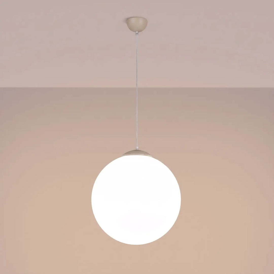 Suspension Ugo à globe en verre blanc et monture taupe, allumée