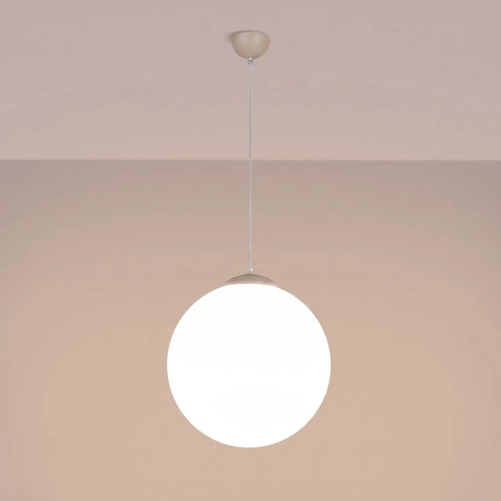 Suspension Ugo à globe en verre blanc et monture taupe, allumée