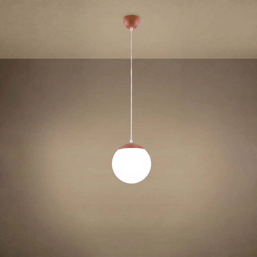 Suspension Ugo à globe en verre blanc et monture ocre rouge, allumée