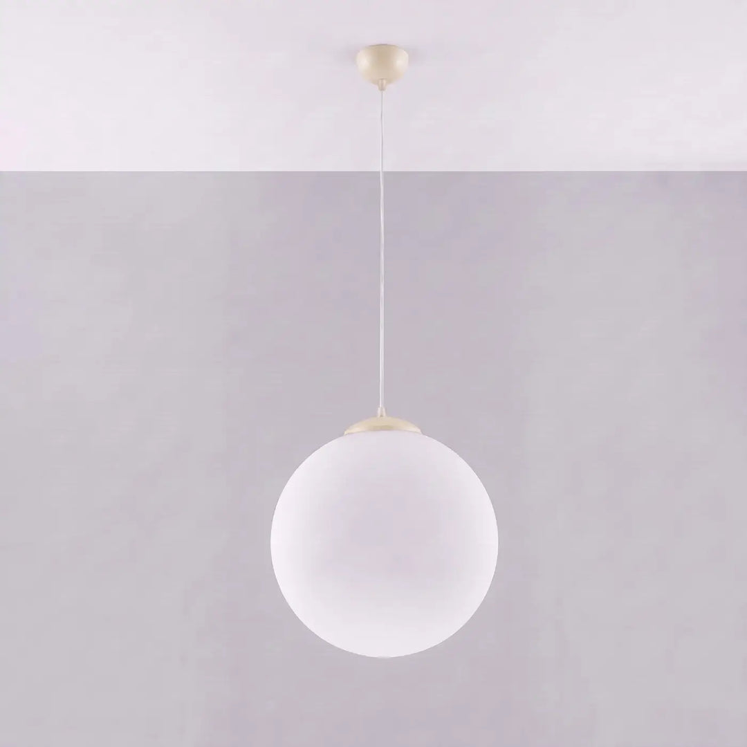 Suspension Ugo à globe en verre blanc et monture beige, éteinte