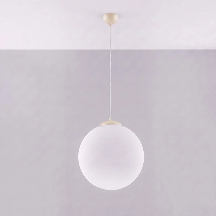 Suspension Ugo à globe en verre blanc et monture beige, éteinte