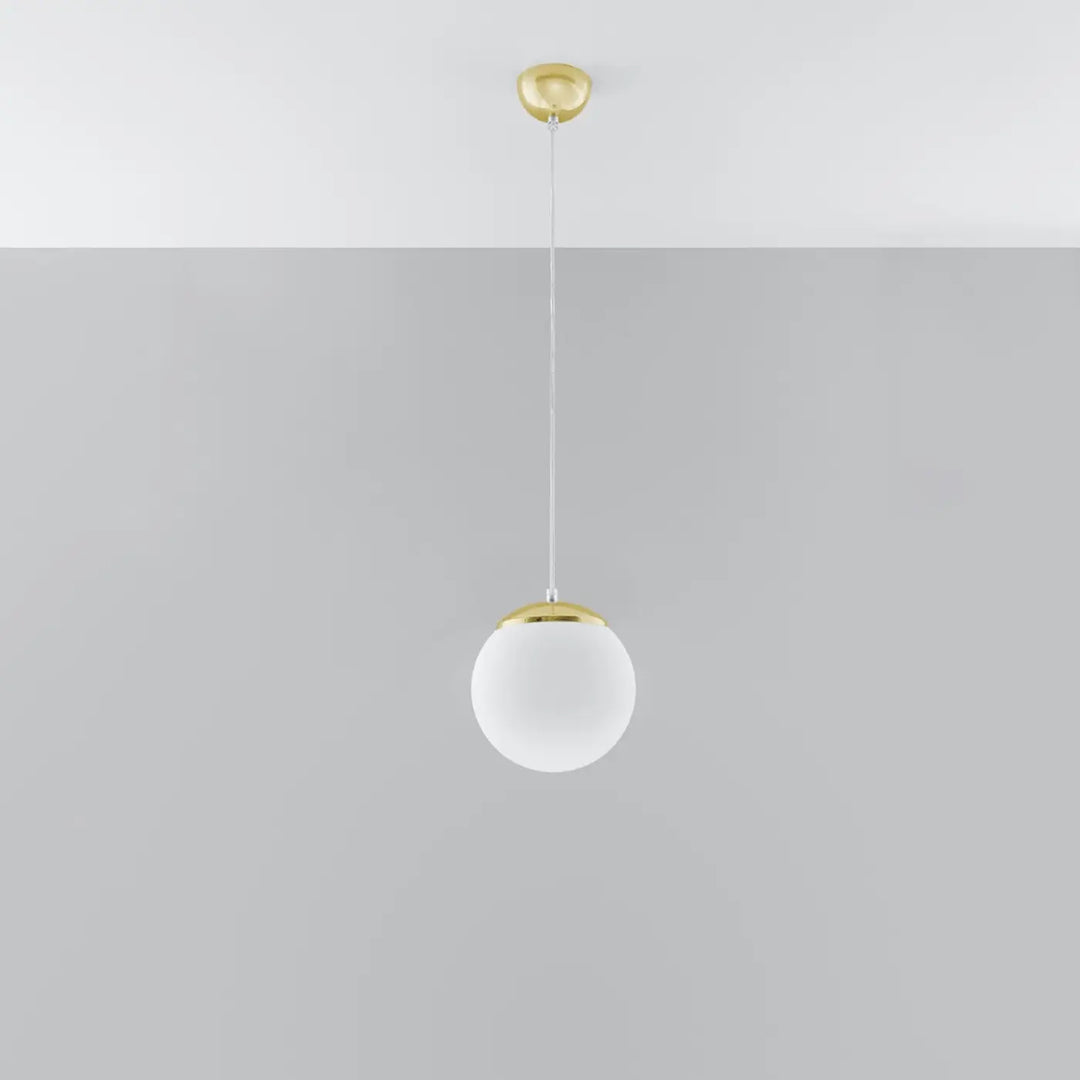 Suspension Ugo à globe en verre blanc et monture dorée, éteinte
