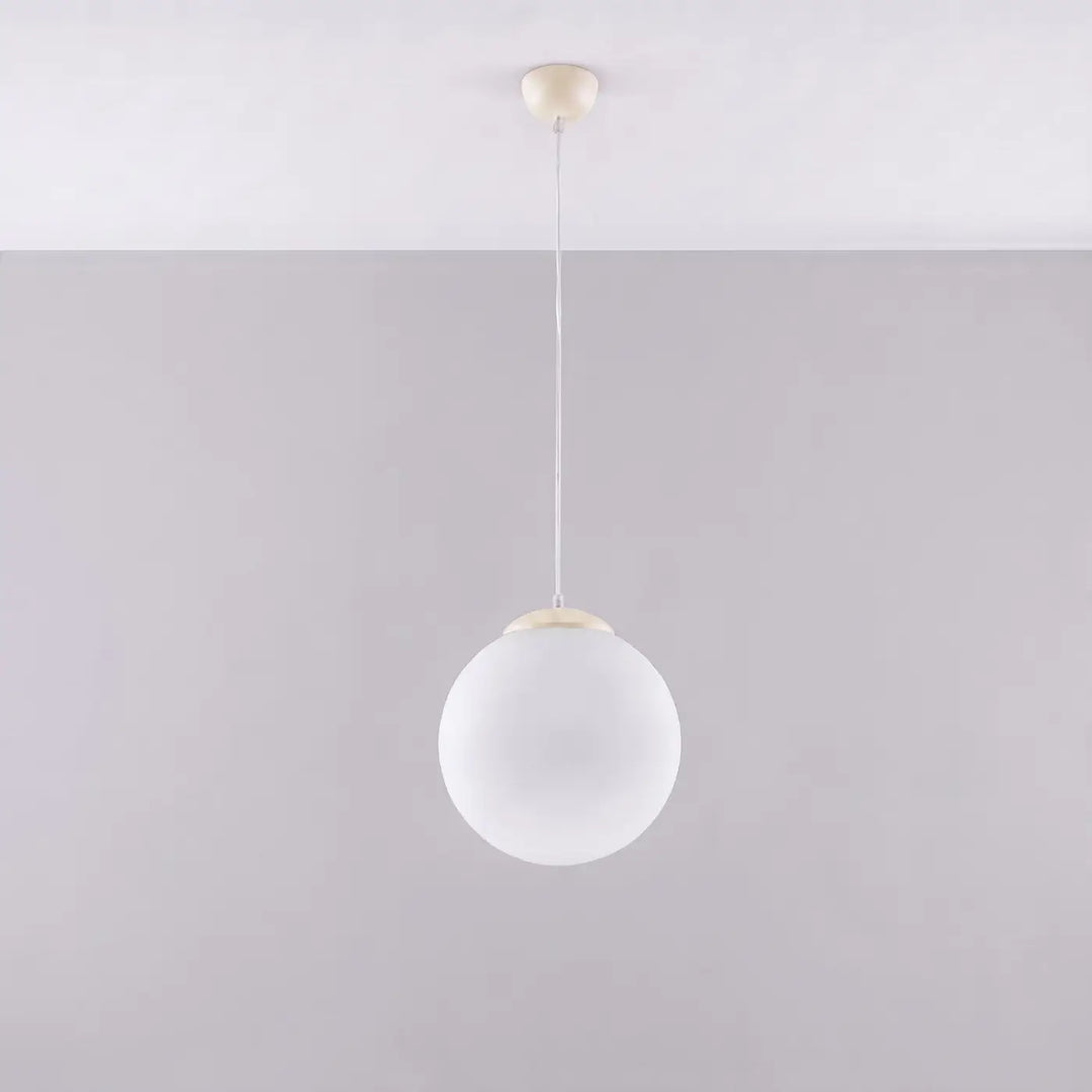 Suspension Ugo à globe en verre blanc et monture beige, éteinte