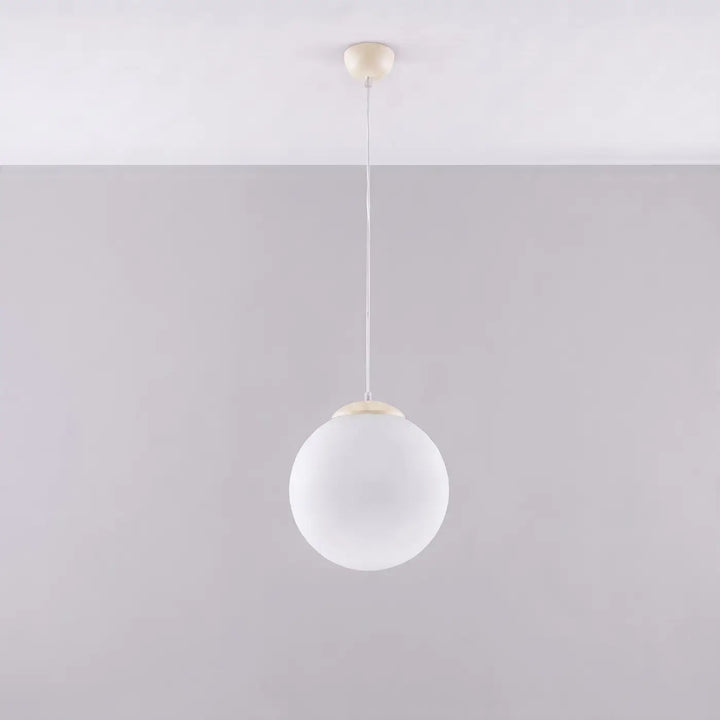 Suspension Ugo à globe en verre blanc et monture beige, éteinte