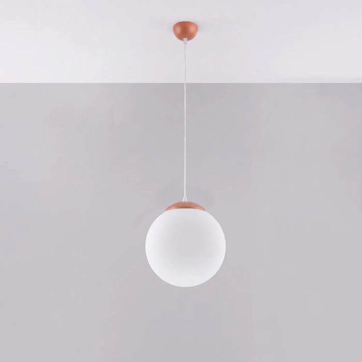 Suspension Ugo à globe en verre blanc et monture ocre rouge, éteinte