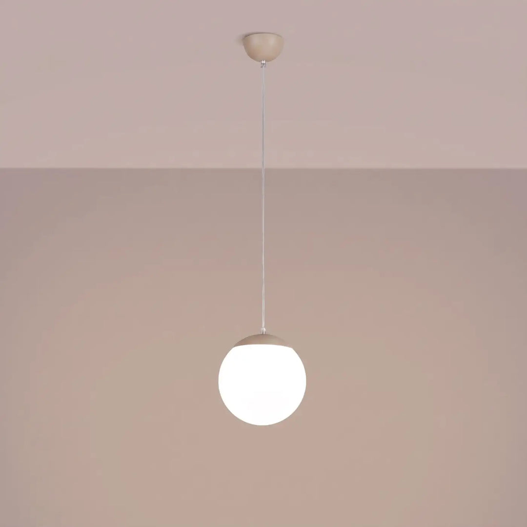 Suspension Ugo à globe en verre blanc et monture taupe, allumée