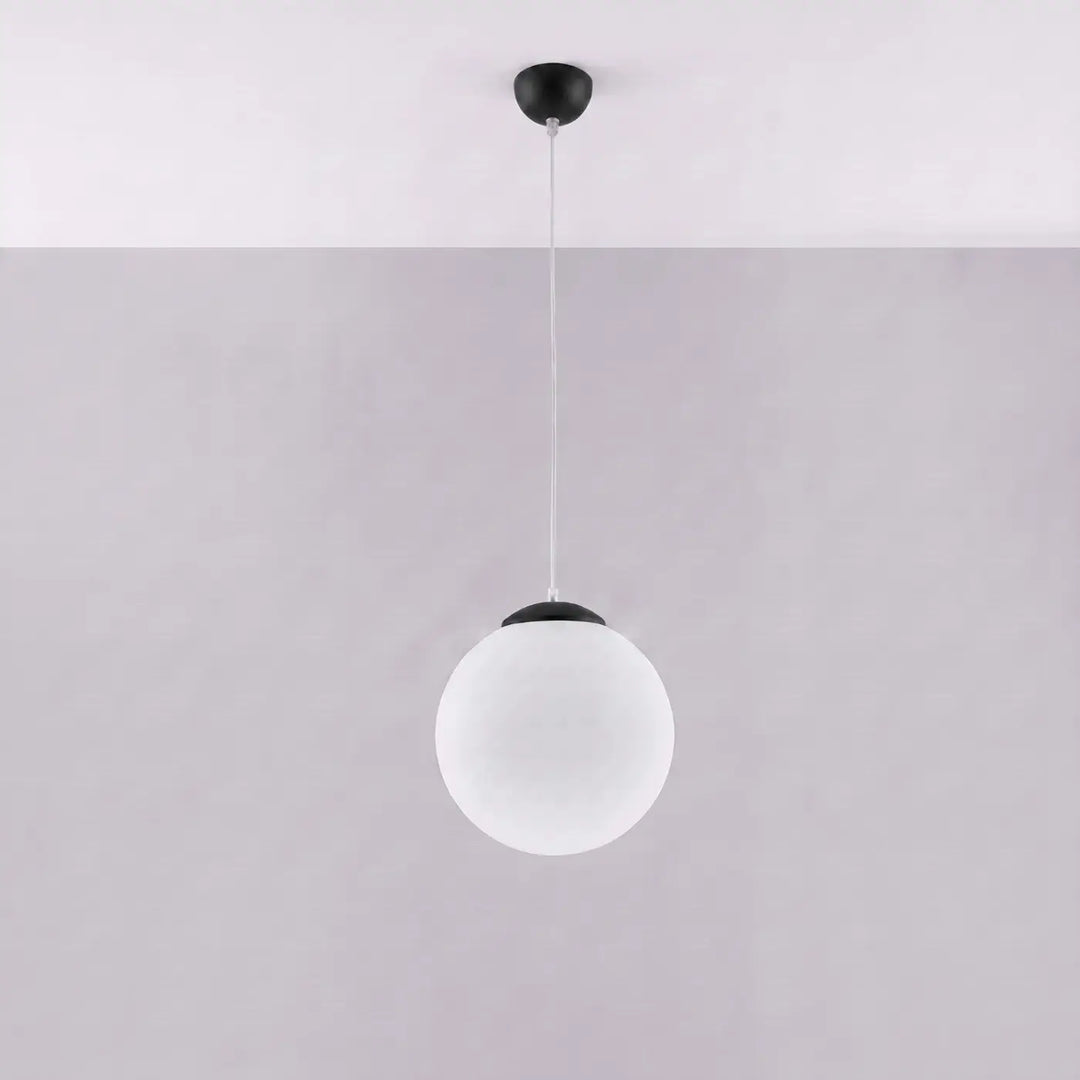 Suspension Ugo à globe en verre blanc et monture noire, allumée