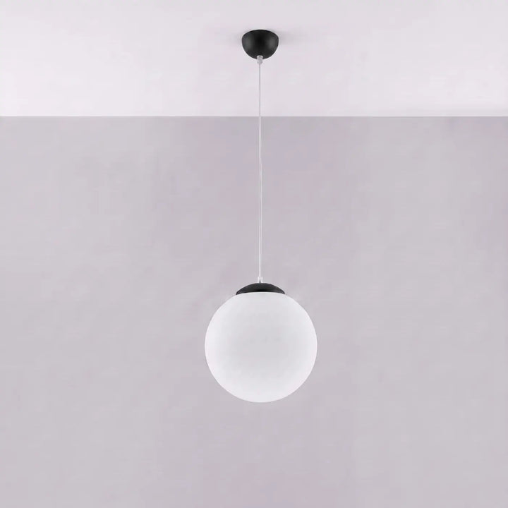 Suspension Ugo à globe en verre blanc et monture noire, allumée