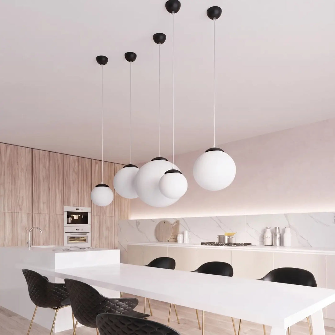 Suspension Ugo à globe en verre blanc et monture noire dans un intérieur contemporain