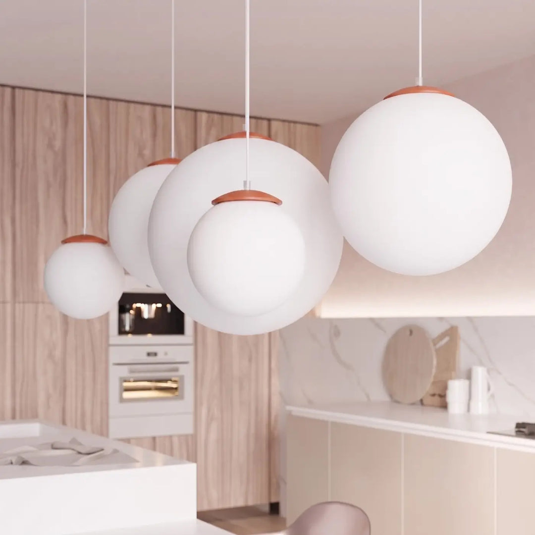 Suspension Ugo à globe en verre blanc et monture ocre rouge dans un intérieur contemporain
