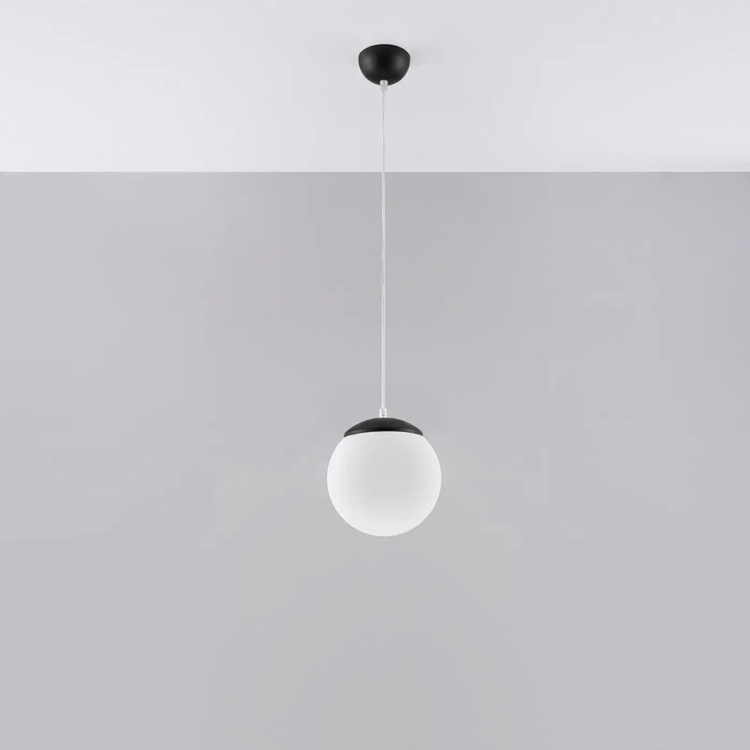 Suspension Ugo à globe en verre blanc et monture noire, allumée