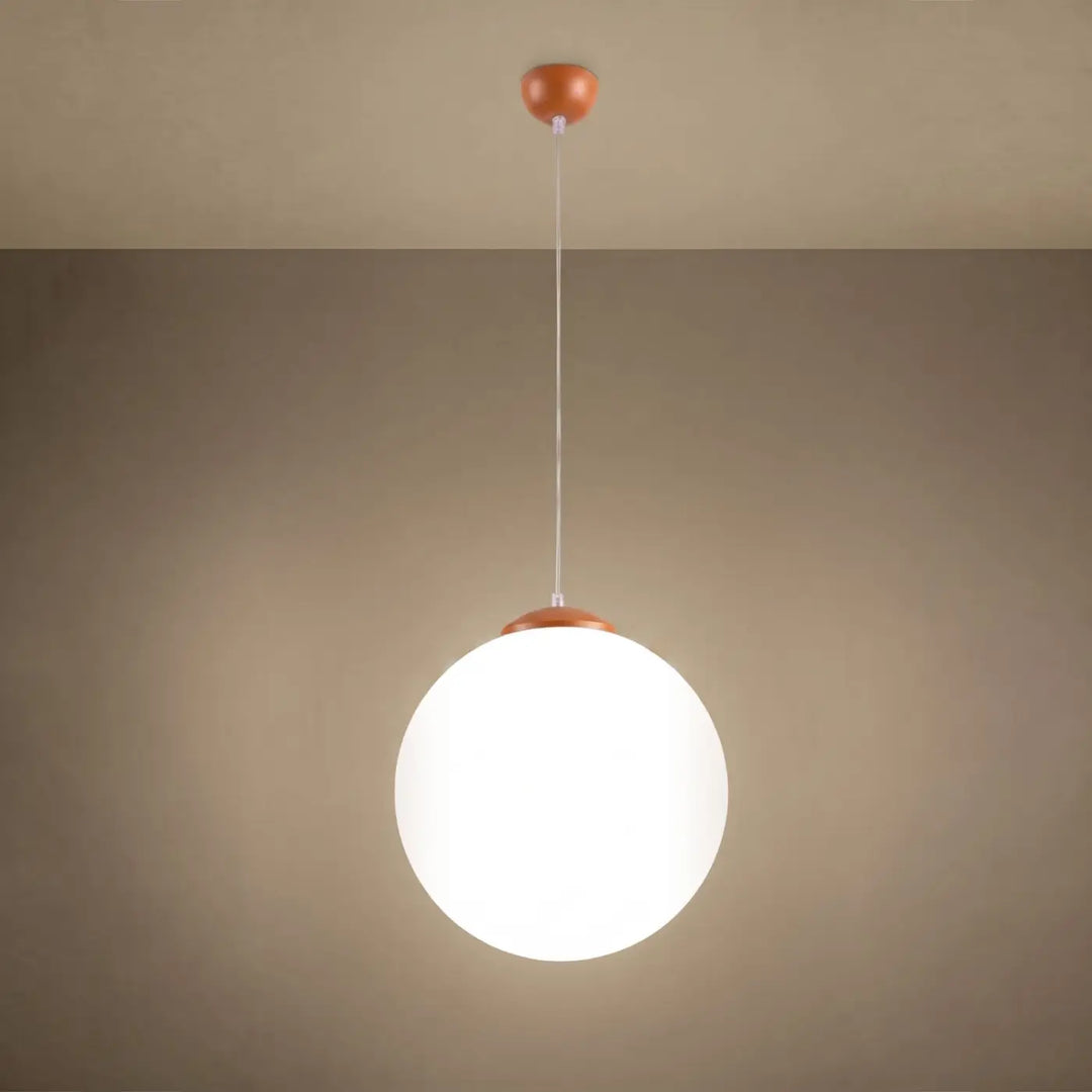 Suspension Ugo à globe en verre blanc et monture ocre rouge, allumée