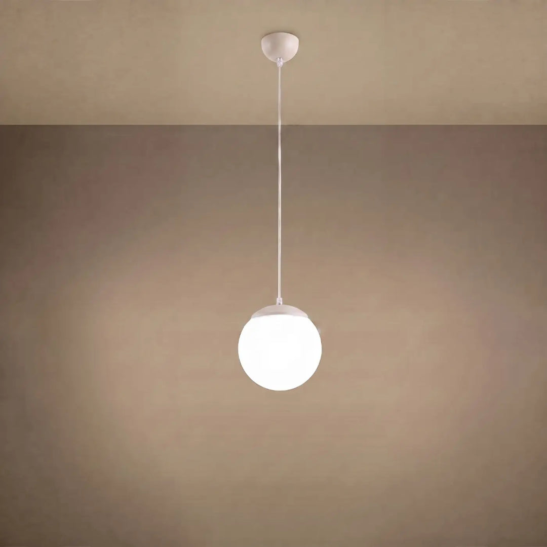 Suspension Ugo à globe en verre blanc et monture beige, allumée