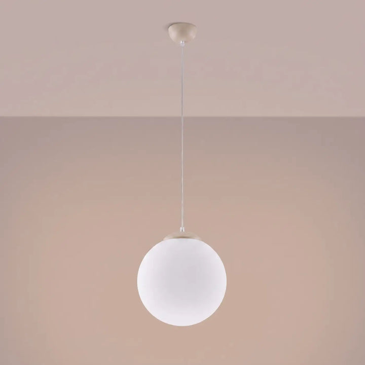 Suspension Ugo à globe en verre blanc et monture taupe, allumée