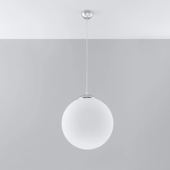 Suspension Ugo à globe en verre blanc et monture chromée, éteinte
