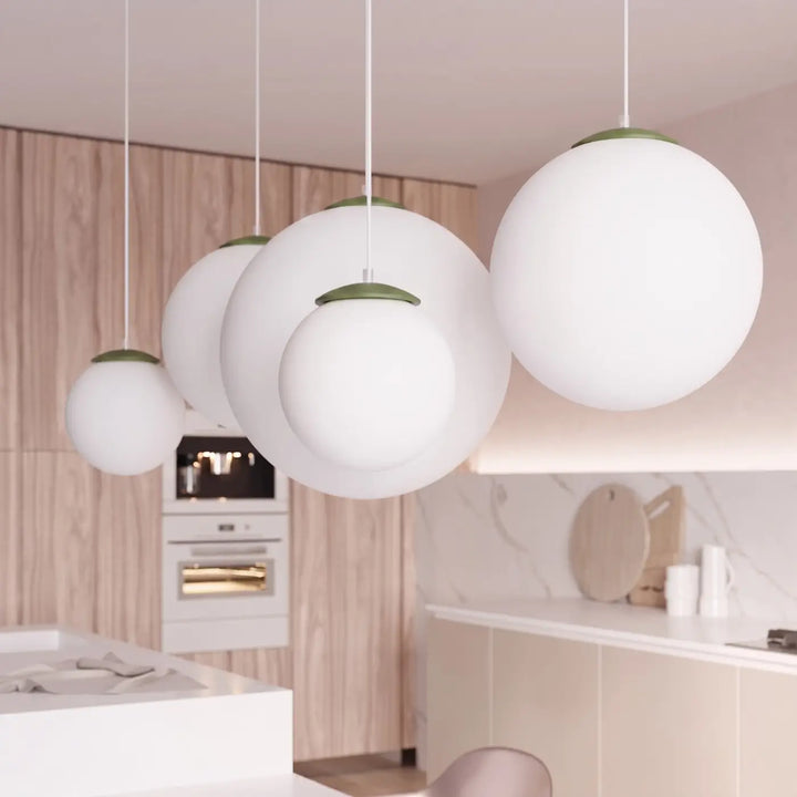 Suspension Ugo à globe en verre blanc et monture vert olive dans un intérieur contemporain