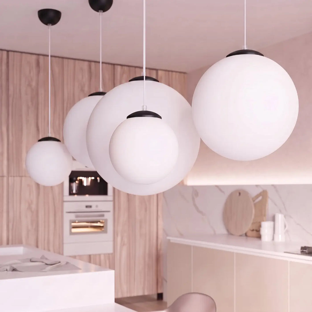 Suspension Ugo à globe en verre blanc et monture noire dans un intérieur contemporain
