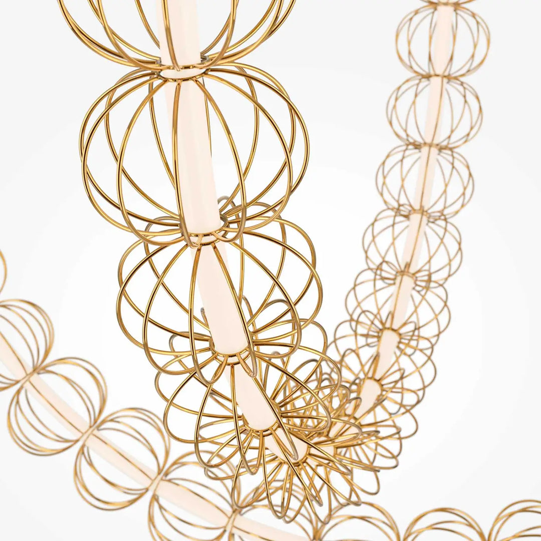Suspension luminaire golden cage xxl en fil métallique doré avec éléments pendentifs sphériques en forme de cage