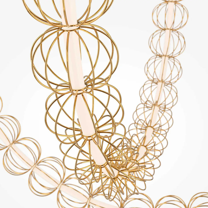 Suspension luminaire golden cage xxl en fil métallique doré avec éléments pendentifs sphériques en forme de cage