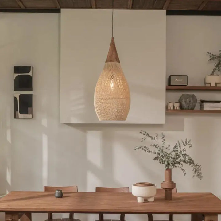 Suspension goutte en rotin naturel et bois sculpté

