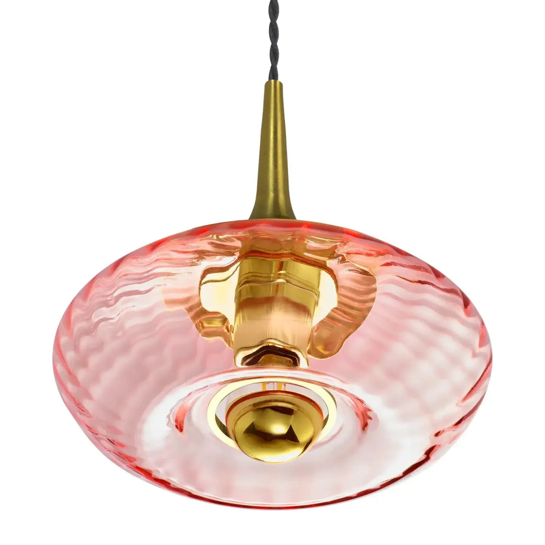 Suspension grace en verre soufflé rose avec surface texturée ondulée et accents métalliques dorés modèle grace