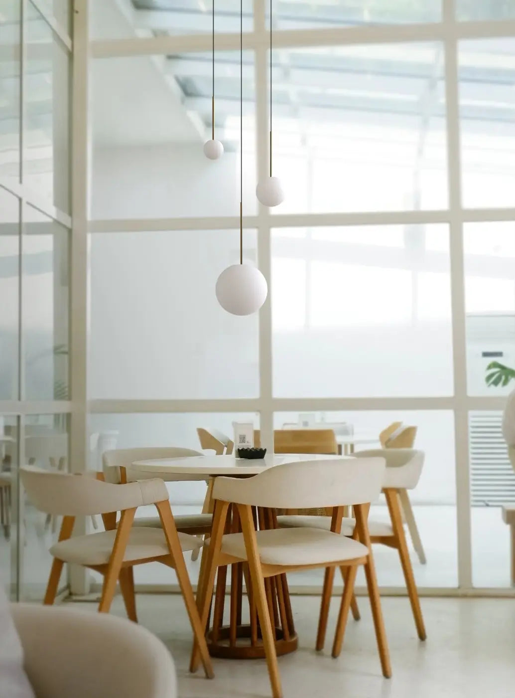 Suspensions Bola Sphere en verre opale dans un intérieur