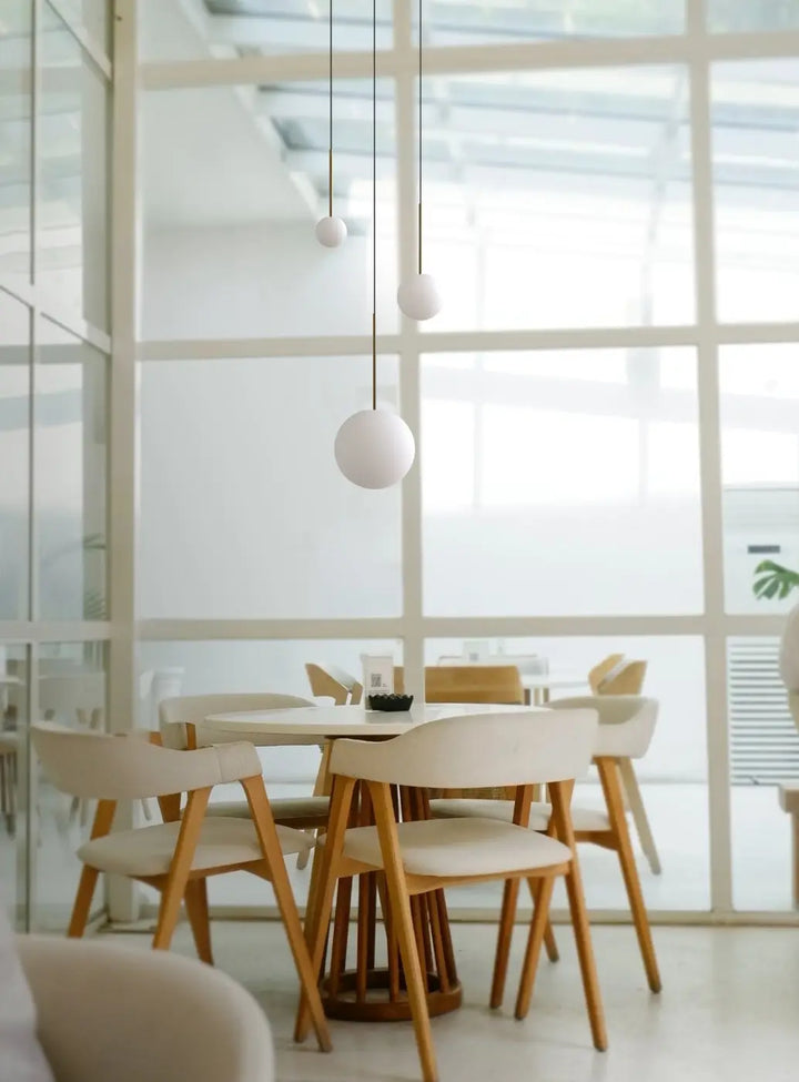 Suspensions Bola Sphere en verre opale dans un intérieur