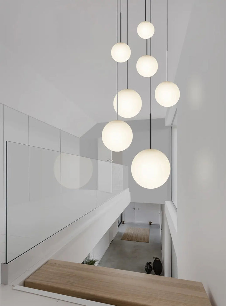 Suspensions Bola Sphere en verre opale dans un intérieur