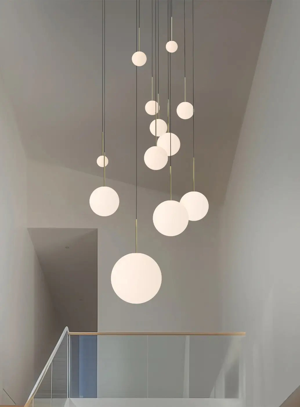 Suspensions Bola Sphere en verre opale dans un intérieur