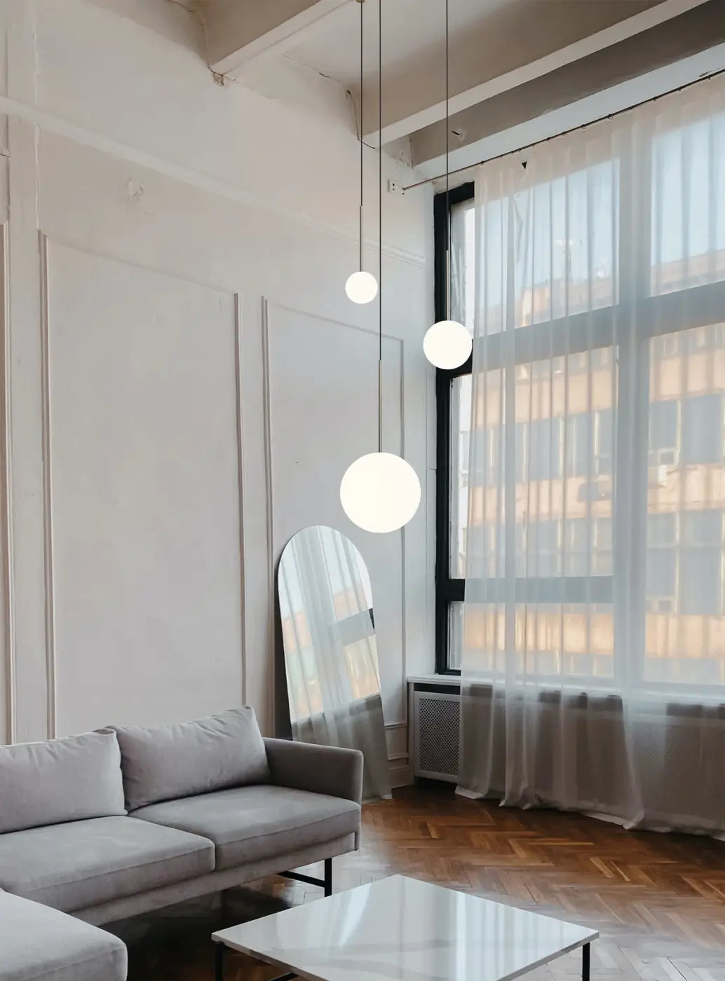 Suspensions Bola Sphere en verre opale dans un intérieur