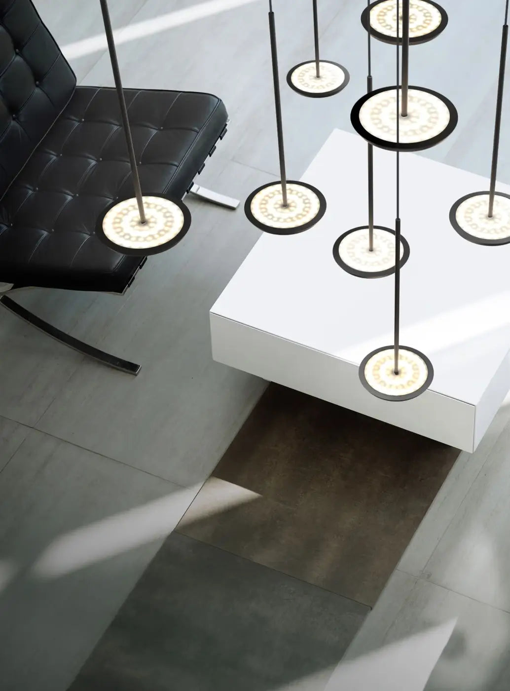 Suspensions Sky Solo en aluminium noir mat dans un intérieur
