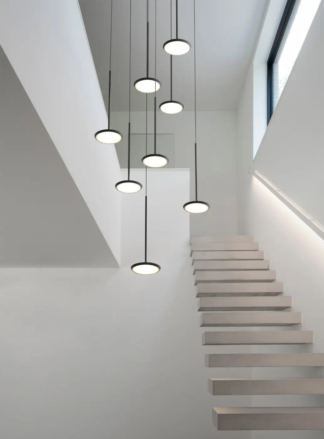 Suspensions Sky Solo en aluminium noir mat dans un intérieur