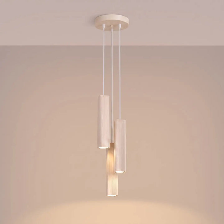 Suspension Rayo beige en grappe à 3 tubes cannelés, allumée