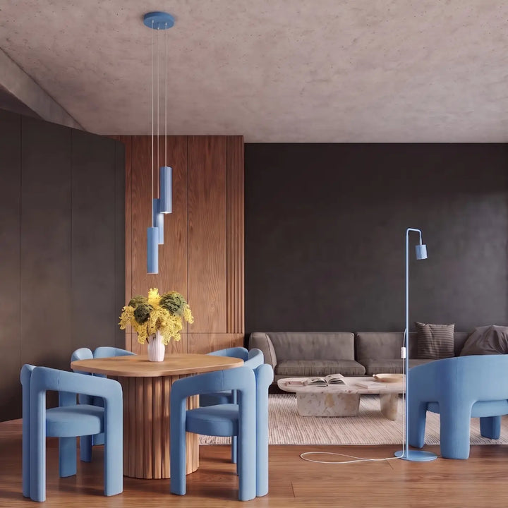 Suspension Rayo bleu azur en grappe à 3 tubes cannelés au-dessus d'une table à manger
