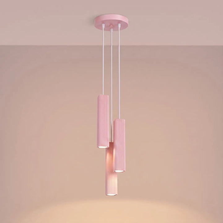 Suspension Rayo rose en grappe à 3 tubes cannelés, allumée