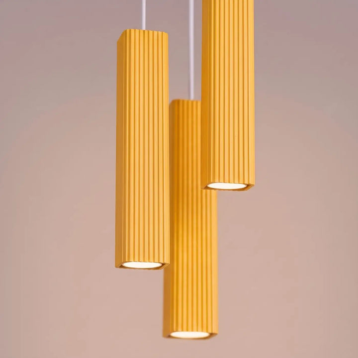 Suspension Rayo jaune en grappe à 3 tubes cannelés, détail des cannelures
