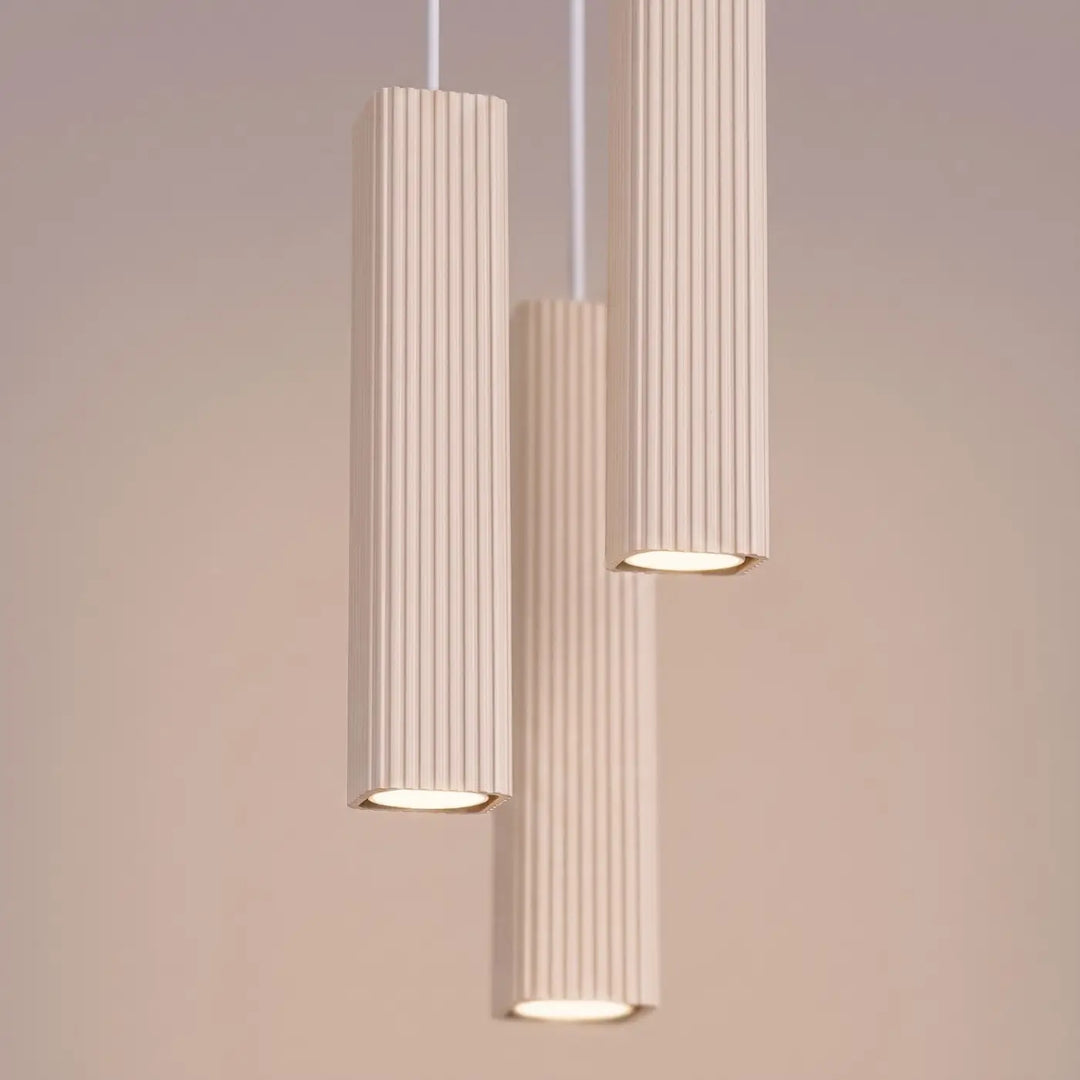 Suspension Rayo beige en grappe à 3 tubes cannelés, détail des cannelures