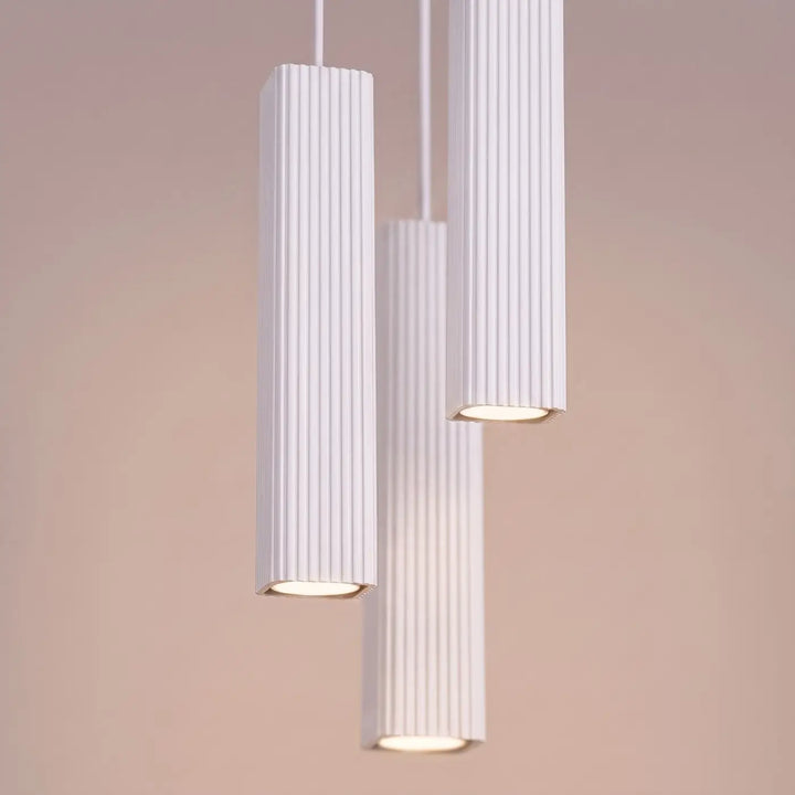 Suspension Rayo blanche en grappe à 3 tubes cannelés, détail des cannelures