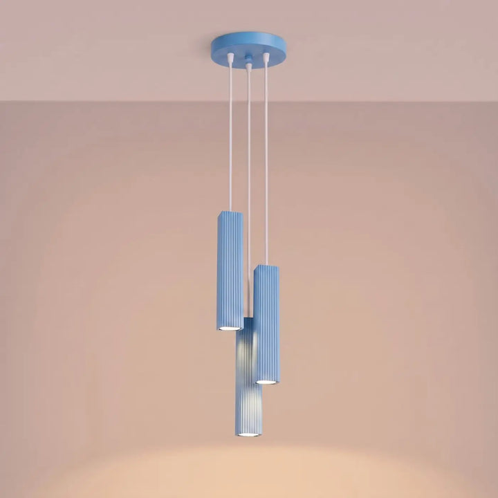 Suspension Rayo bleu azur en grappe à 3 tubes cannelés, allumée