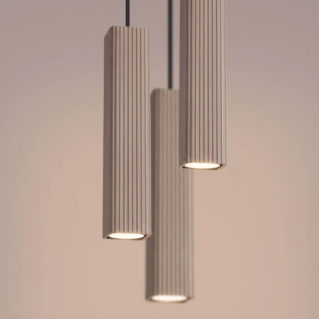 Suspension Rayo taupe en grappe à 3 tubes cannelés, détail des cannelures