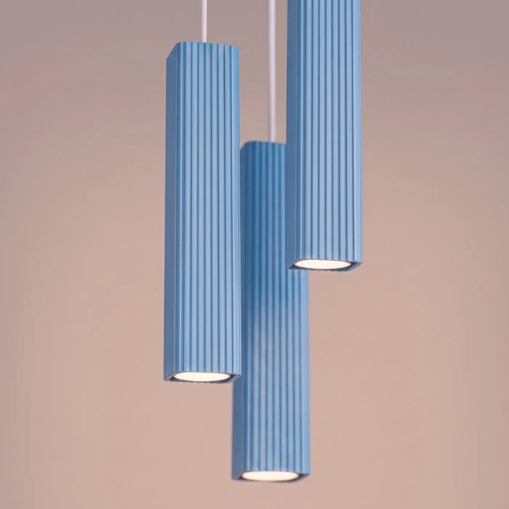 Suspension Rayo bleu azur en grappe à 3 tubes cannelés, détail des cannelures