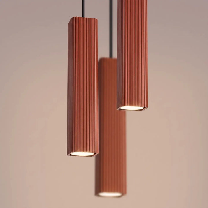 Suspension Rayo ocre rouge en grappe à 3 tubes cannelés, détail des cannelures