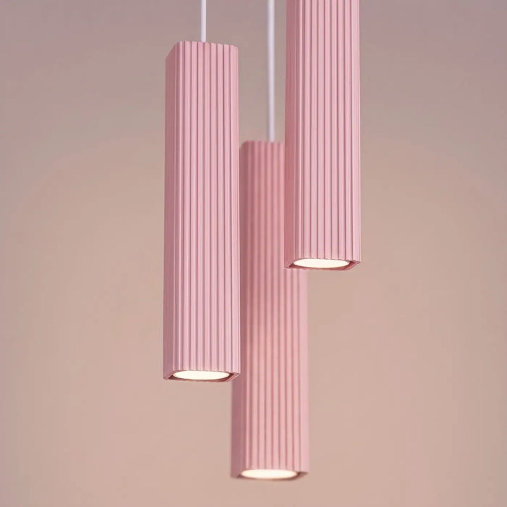 Suspension Rayo rose en grappe à 3 tubes cannelés, détail des cannelures