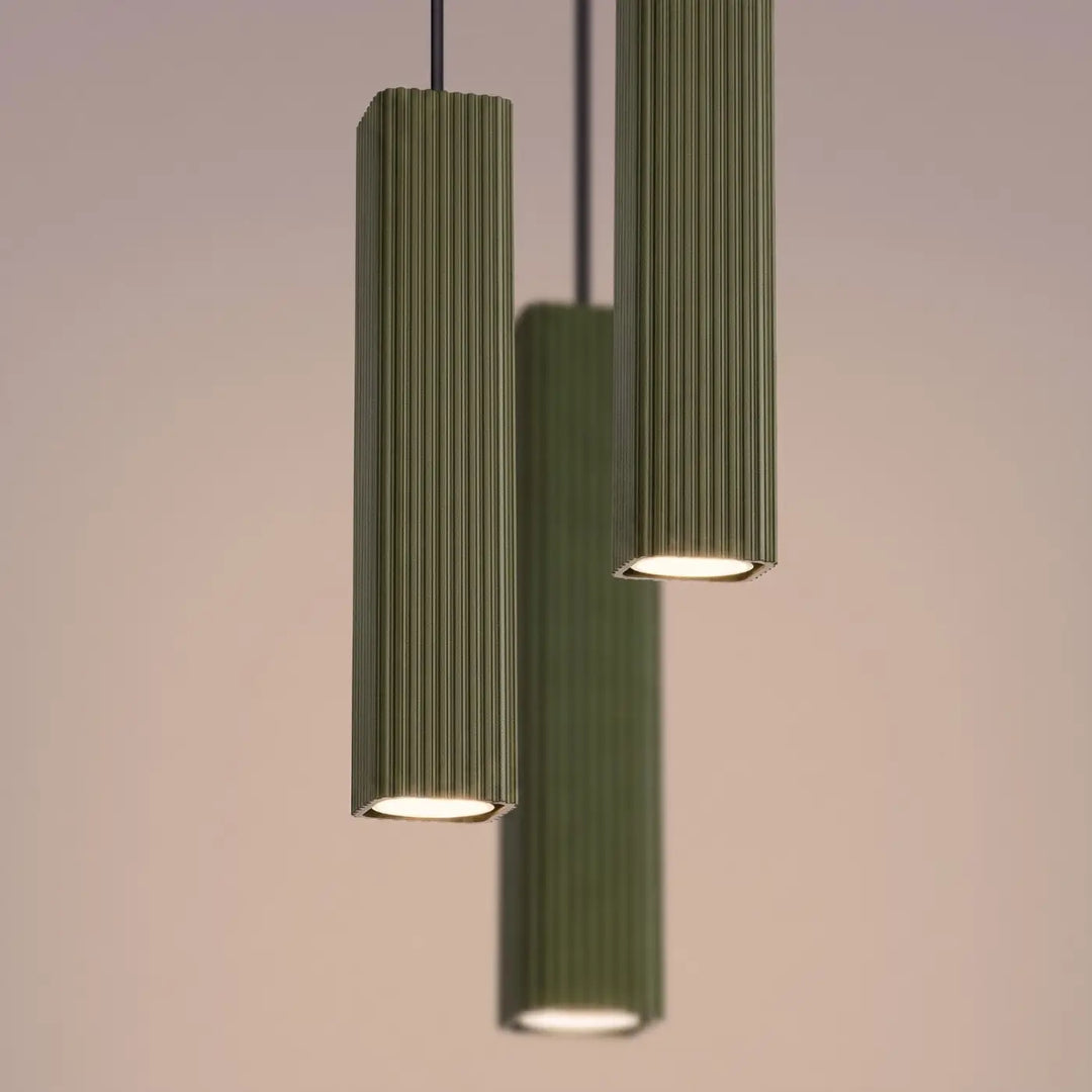 Suspension Rayo vert olive en grappe à 3 tubes cannelés, détail des cannelures