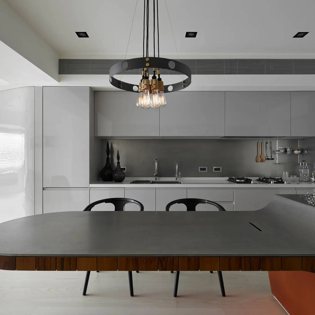 Lustre Hero Light graphite en laiton dans un intérieur #couleur_dor