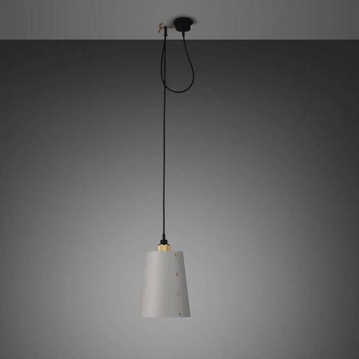 Suspension Hooked 1.0 grand modèle à abat-jour coloris pierre, finition laiton, câble de 2,6 m #couleur_dor